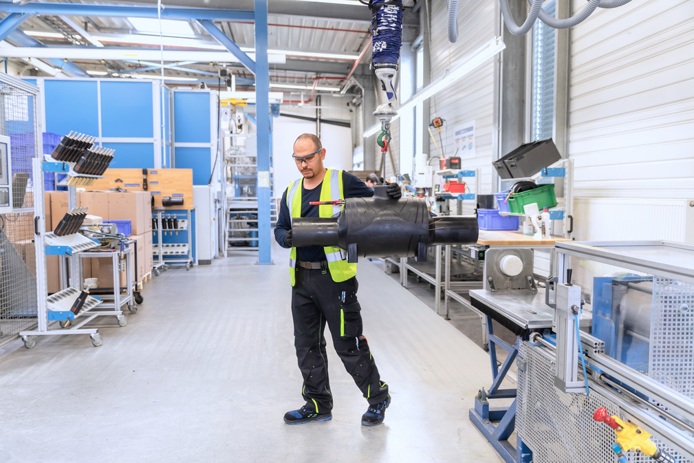 Transporting the shut-off valve from the assembly table to the welding fixture with the JumboFlex 50.